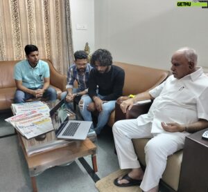 Naveen Shankar Instagram - ನೀವು ಕೊಟ್ಟ ಸಮಯಕ್ಕೆ ,ನಿಮ್ಮ ಪ್ರೋತ್ಸಹಕ್ಕೆ ಧನ್ಯವಾದಗಳು 
🙏🏾
#kshetrapathi 
@siddaramaiah_official @bsybjp