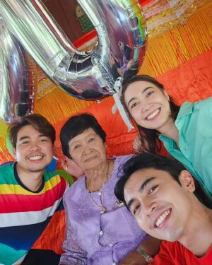 Nawasch Phupantachsee Instagram - Happy Birthday คุณยาย 9️⃣0️⃣th 🎂💜🩵💚💛🧡❤️