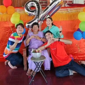 Nawasch Phupantachsee Instagram - Happy Birthday คุณยาย 9️⃣0️⃣th 🎂💜🩵💚💛🧡❤️