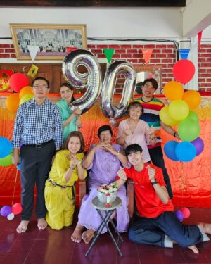 Nawasch Phupantachsee Instagram - Happy Birthday คุณยาย 9️⃣0️⃣th 🎂💜🩵💚💛🧡❤️