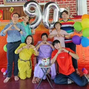 Nawasch Phupantachsee Instagram - Happy Birthday คุณยาย 9️⃣0️⃣th 🎂💜🩵💚💛🧡❤️