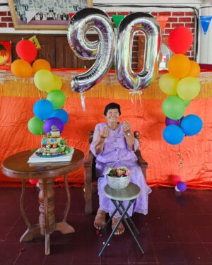 Nawasch Phupantachsee Instagram - Happy Birthday คุณยาย 9️⃣0️⃣th 🎂💜🩵💚💛🧡❤️