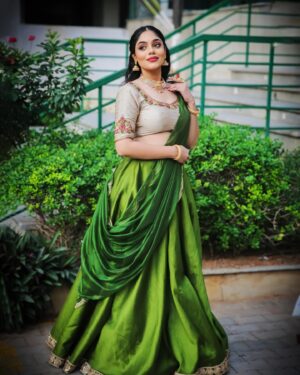 Nayana Sai Instagram - 💚💚💚💚

Wearing- @atithidesignerstudio 
Jewellery- @fineshinejewels 
Makeup and hair - @hemadhoni_mua 

#designer #chennaistylist #lenghalook😍 #greenlove #green #chennaimua #bridallook #chennaijewellery #chennai #actress #modeling #todaystyle