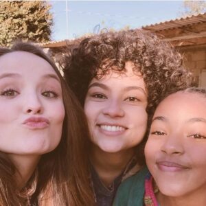 Nayobe Nzainab Instagram - Da série .. ops é FILME 😁 e tá lá na @netflixbrasil 📺 QUEM VEM?

Friozin   Sabadin = #partiu Netflix e MODO AVIÃO ♥️ eu: JÁ ASSISTI UM TOTAL DE .. perdi as contas 🤣🤣🤣
.
.
.
.
.
.
.
.
.
.
.
.
.
.
.
.
.
.
.
.
#partiu #sabadin #netflix #chama #azamigas #netflixbrasil #modoavião #larissamanoela #nayobe #mariamancio #netflixoriginal #atrizmirim #longametragem #filmesnetflix #netflixmovies #happy #love #luz #câmera #diversão #obrigadaDeus