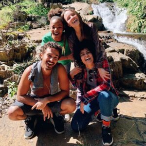 Nayobe Nzainab Instagram - #tbt em plena segunda-feira? TEMOS! 😁

Só pra lembrar que MODO AVIÃO estréia 📺 23 de janeiro, na @netflix ♥️ Felicidade que não cabe na foto 💛💛💛💛
.
.
.
.
.
.
.
.
.
.
.
.
.
.
.
.
.
.
.
.
#me #nayobe #feliz #friends #elenco #longametragem #netflix #netflixbrasil #sóvem #tamochegando #modoavião #repost #larissamanoela #netflixoriginal #filmesnetflix #netflixmovies #atrizmirim #happy #love #luz #câmera #diversão #obrigadaDeus