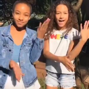 Nayobe Nzainab Instagram - Geeeeente .. EU AMEI 💓 Será que o bichinho do TikTok me picou? HAHAHAHAHA 😅😅😅
•
•
•
#Repost @luizaneryoficial (@get_repost)
・・・
Com a minha SIS ❤️ e o Tiktok.
A gente grava e também se diverte! 🎶🎥.
Segue lá que tem muito mais vídeos 👉🏼: luiza.nery
•
•
•
#me #nayobe #luiza #migas #friends #sis #sisters #atrizmirim #luz #camera #diversão #migasualoka #love #dance #lovedance #music #losecontrol #friendship #maisqueamigasfriends