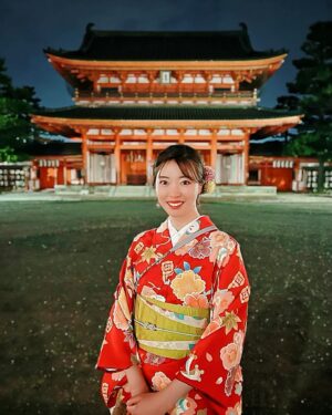 Nayu Matsubara Instagram - 新年あけましておめでとうございます🌅🎍
遅ればせながら新年明けましておめでとう🌅ございます。
最近、自分的にデジタルデトックスw
なモードになっていて、更新が途絶えてしまいましたが、元気にしています！

年末年始は恒例の、のんびりゆったり、食べて温泉して、芸能人格付けをみて、
京都でのんびり観光したりして過ごしています。
仕事始めはもう少し先なので、しばらくはエネルギーチャージを続けたいと思います^ ^✨💓

京都で着物で歩いてみたかった願いが叶いました🤲💓着物レンタル👘

帯は、女将さんのオリジナルの結び方だそうでとっても可愛いです。
年末年始の京都はとても賑わってました(o^^o)

今年も、皆さまに幸せがたくさん訪れますように💗

#謹賀新年　#京都散策　#京都観光 #新年明けましておめでとうございます