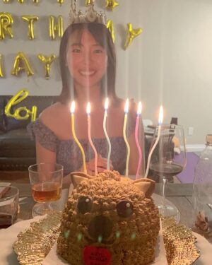 Nayu Matsubara Instagram - 先日誕生日でした✨🎂

なんかみんながごそごそと準備してくれたと思ったら、可愛いサプライズがいっぱいで心が温まりました)^o^(

ウォンバットのケーキ笑笑　
を貰ったのはさすがに人生で初めてでしたが、私がウォンバットに似ているからという事からのようです笑笑（どんだけ😹）（丸顔）
ホームステイ的に住まわせてもらっているロス宅の皆さまが料理を作ってくれたり、壁に一生懸命風船を貼り付けてくれたり

こっちにきちゃダメ！と言われ
（いやかなり見えてるしバレてるし笑）

みんな優しくて可愛い。
優しくてあったかい世界、神さまありがとう😭😊

凄くほのぼのしました( ´ ▽ ` )

他にもメッセージをくださったり、プレゼントを🎁頂いたり
皆さん本当にありがとう✨😊
今ロサンゼルスで、時差ぼけ爆弾💣が凄すぎて、かなり時間差投稿になりました笑笑😹

自分が生まれてきた事を喜んでくれる人がいることに感謝ですし
私が日頃お世話になっている人や応援してくれる人がいるから
ゆっくりだけど一歩ずつ進めるのかなと思います(о´∀`о)

これからも宜しくお願いしますね💖✨

#ハッピーバースデー私　#happybirthday #誕生日　#ハピバ #ケーキアート #cakeart #