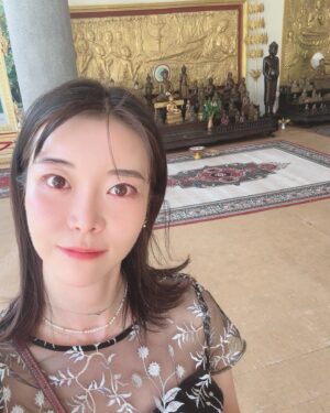 Nayu Matsubara Instagram - ついにカンボジア🇰🇭
先月くらいの話だけど
行くと言ったら色んな人から、あぶないよとか大丈夫？とか言われました🤭私も未知の国だったからドキドキしてたんだけど

実際カンボジアは素晴らしい国でした❣️❣️
人々が親切で優しく、私たちが想像する以上に近代的なショッピングモールやオシャレなレストランなども沢山あり✨

こちらはカンボジアの王宮でパチリ。

とてもエネルギーがあって、
若い人が沢山努力していて、日本語や英語を話せる人も多い❣️

英語が堪能が人も多くて、日本人負けてるんじゃないのってくらい

首都のプノンペンはとても活気があって

百聞は一見にしかずってこの事ですね〜

みんなが純粋で、優しい感じがしたから
わたしはそこがとても好きでした

#カンボジア　#プノンペン　#cambodia #cambodia🇰🇭 #女子旅　#一人旅　#世界遺産巡り　#カンボジア王宮 #カンボジア王宮殿🇰🇭 #世界旅　#一人旅女子 #世界旅行
#nayumatsubara