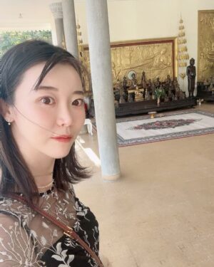 Nayu Matsubara Instagram - ついにカンボジア🇰🇭
先月くらいの話だけど
行くと言ったら色んな人から、あぶないよとか大丈夫？とか言われました🤭私も未知の国だったからドキドキしてたんだけど

実際カンボジアは素晴らしい国でした❣️❣️
人々が親切で優しく、私たちが想像する以上に近代的なショッピングモールやオシャレなレストランなども沢山あり✨

こちらはカンボジアの王宮でパチリ。

とてもエネルギーがあって、
若い人が沢山努力していて、日本語や英語を話せる人も多い❣️

英語が堪能が人も多くて、日本人負けてるんじゃないのってくらい

首都のプノンペンはとても活気があって

百聞は一見にしかずってこの事ですね〜

みんなが純粋で、優しい感じがしたから
わたしはそこがとても好きでした

#カンボジア　#プノンペン　#cambodia #cambodia🇰🇭 #女子旅　#一人旅　#世界遺産巡り　#カンボジア王宮 #カンボジア王宮殿🇰🇭 #世界旅　#一人旅女子 #世界旅行
#nayumatsubara