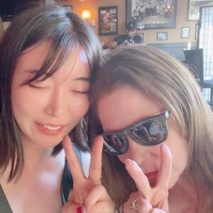 Nayu Matsubara Instagram - この夏のイヴァナチャバッククラスのパーティより✨🍭
"ピース"
をやってみたww
Ivanaはとてもキュート。

あっという間に冬になって、夏に吸収したことを自分の中で整理しています。

仲間たちともっと素敵な演技をするため、私は今ちょっぴり充電中。
今週からはまたLAに行ってきます♪❣️

なかなか更新できなかったりするけど、それでもフォロー続けてくれたりコメントくれる仲間たちに感謝💓本当にありがとう

そして、沢山のB.Dメッセージも
一個一個返せてないけど受け取りました。
ありがとうね！

私なりのペースだけど、頑張ってるよ💓
Be with you(o^^o)

#ivanachubackmasterclass #ivanachubbuckstudio @ivanachubbuckstudio @ivana_chubbuck_workshop_japan