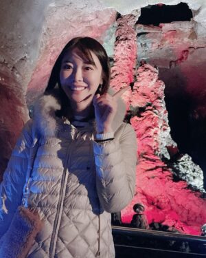 Nayu Matsubara Instagram - 先日のチェジュより。
世界遺産の、溶岩洞窟群✨
10ー30万年前に火山の噴火で自然に出来た洞窟らしい、、
夏は涼しく冬はあったかいんだとか。

世界で最も複雑とも言われる迷路型。
バイオハザードを思い出しました。。

#世界遺産巡り　#世界遺産　#チェジュ　#済州市　#チェジュ島