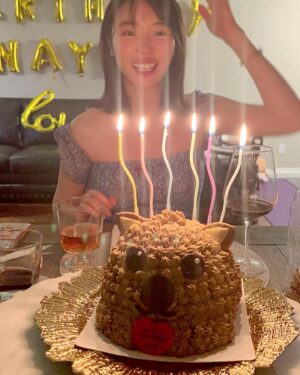 Nayu Matsubara Instagram - 先日誕生日でした✨🎂

なんかみんながごそごそと準備してくれたと思ったら、可愛いサプライズがいっぱいで心が温まりました)^o^(

ウォンバットのケーキ笑笑　
を貰ったのはさすがに人生で初めてでしたが、私がウォンバットに似ているからという事からのようです笑笑（どんだけ😹）（丸顔）
ホームステイ的に住まわせてもらっているロス宅の皆さまが料理を作ってくれたり、壁に一生懸命風船を貼り付けてくれたり

こっちにきちゃダメ！と言われ
（いやかなり見えてるしバレてるし笑）

みんな優しくて可愛い。
優しくてあったかい世界、神さまありがとう😭😊

凄くほのぼのしました( ´ ▽ ` )

他にもメッセージをくださったり、プレゼントを🎁頂いたり
皆さん本当にありがとう✨😊
今ロサンゼルスで、時差ぼけ爆弾💣が凄すぎて、かなり時間差投稿になりました笑笑😹

自分が生まれてきた事を喜んでくれる人がいることに感謝ですし
私が日頃お世話になっている人や応援してくれる人がいるから
ゆっくりだけど一歩ずつ進めるのかなと思います(о´∀`о)

これからも宜しくお願いしますね💖✨

#ハッピーバースデー私　#happybirthday #誕生日　#ハピバ #ケーキアート #cakeart #