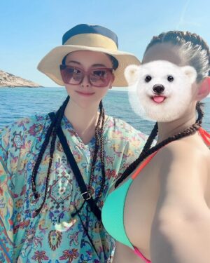 Nayu Matsubara Instagram - イビザの現地スタイルでぱちゃり📷
友達と2人髪型から入りました笑笑🤭

クルージング‼️
洞窟すごい🚢

#latergram

#ibiza #ibizaisland #イビザ島　#イビザ　#イビサ #ibizculture #spain #islandgirl #travelblogger #nayupost #まつばらなゆ