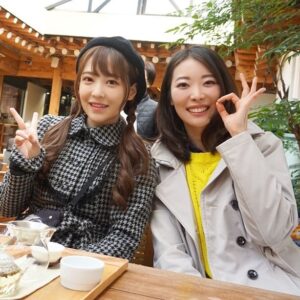 Nayu Matsubara Instagram - お友達の黒崎真音ちゃんが、
天国に旅立ちました

最後に話した時、
また韓国行きたいねって
また行こうよって言ってて

この前ウチに遊びに来てくれた時も
仕事のこと、人生のこと
いろいろ話して
病気のこともあるけど
沢山やりたい事あるって話してた

私が辛い時、一生懸命話を聞いてくれた
私が入院した時、ニンテンドーSwitchをプレゼントしてくれて🎁
病室で通信プレイしようって　

薬が効かなくて、痛くてどうしようもない時、それが励みになって
何とか乗り越えられた

喧嘩も沢山したけど、
思いやりのある、優しい子だった

いっぱい喧嘩した分、仲直りも沢山した
最初に出会った時から、
歌手になりたいって🎤
いつも歌を歌ってた

あの時が最後なんて知らなくて
真音ちゃん、すごく寂しいよ

天国で、ゆっくり休んでね
また、いつか一緒に遊ぼう
また、喧嘩しても、またいつでも仲なおりしよう
ずっと友達だから

2023,3,1

#黒崎真音　#アニソンシンガー　
#maonkurosaki 
@maonkurosaki922 

ありがとう