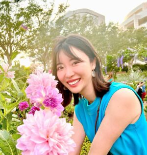 Nayu Matsubara Instagram - この花は何て言うんだろう❓
ダリア？🌼🌸

ここに来たら綺麗な美術品と沢山触れ合える上に、芝生や庭園でピクニックが出来ます^ ^

一日中ここで日向ぼっこ🌸

好きすぎた

#幸せな1日　#癒しの時間　#のんびり