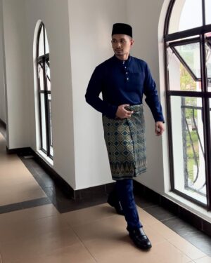 Nazrief Nazri Instagram - Orang lelaki ni biasa beraya baju Melayu satu je cukup, raya kedua dah kena pakai baju casual dah🤪. So senang beli baju Raya dekat Polo Haus je semua ada. Cutting pun menarik dan cantik😍. Very recommended👍

Check out their website guys👇🏻
https://polohaus.com

@polohaus_official
#POLOHAUS #RiseAbove #polotee #stylewithpolo