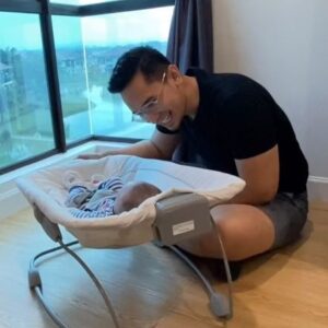 Nazrief Nazri Instagram - @mylovelybaby2u 
Dah bapak2 ni rutin harian dah lain🤣. 
Siapa new parents kat sini nak tengok sikit😅?
Pakai Joie Commuter Change & Bouce Playpen senang sikit keje daddy🤪
. @joie_malaysia 

#mylovelybabymalaysia #