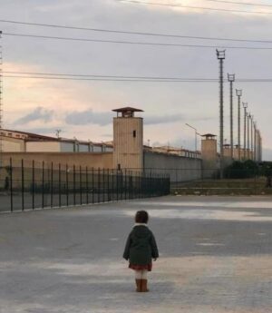Nebil Özgentürk Instagram - VERA'NIN, "SİLİVRİ CEZAEVİ" FOTOĞRAFI.. 

VERA'NIN UZUN YÜRÜYÜŞÜ.. 

GEZİ DAVASI" hükümlüsü Tayfun Kahraman'ın evladı Vera, SİLİVRİ kapılarında! 

Kim bilir, belki, bayram izni çıkmış aileye, eş ve anne Meriç Kahraman'a? Anne-kız, mapus damındaki baba Tayfun'la görüşmeye gidiyor; Vera, babasına sarılacak....

Peki kim sarsılacak? Bilinmez.. 😡😡😡 Ama bu haksızlığa sebep olanlar çokkk utanacak. Özellikle, acı çektirilen çocuklardan... 

Başta, VERA KAHRAMAN'dan.. 

Ama bilelim ki tüm zulüm, baskı, hukuksuzluğa ve kötülüğe inat. 
HAYAT GÜZELDİR..