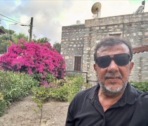 Nebil Özgentürk Instagram - 1-) Ressamların ressamı TURAN EROL'un sessiz ve yalnız evinin önünde..

3 yıl önce kaybettik Turan Abi'yi... Bodrum'dan komşumuz Turan Erol'u.. Yaz aylarımızın zarif ve Cumhuriyet tutkulu ustasını... 

Sık sık gözüm kayıyor yan bahçeye; küçük oğlum Arın'a incir-yemiş toplayıp heyecanla getirirdi o bereketli bahçesinden.. 

Ve iğne oyası gibi işlenmiş taş ev de bostan/bahçe de sitem etmeden kimsesiz duruyor öylece; mekan sahibi Turan Erol'a, hep şükran duyarak...

Turan Hoca'nın kızı @elif.e.demirbag dostumuz, az önce, kısa bir video gönderdi.. Çokkkk duygulandım.. Kısa belgesel hazırlanmış, ne anlamlı.. Sonraki paylaşımda... (Anılarla TURAN EROL kitabında ben de hatıralarımı anlatmıştım..) @bilimvesanatyayinlari