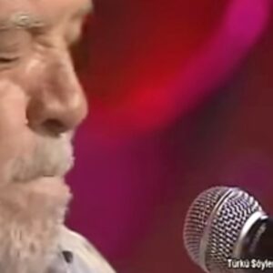 Nebil Özgentürk Instagram - Günün türküsü... 

Musa EROĞLU'dan olsun...

Her zamanki gibi.. 🎼

Hemşerisi KARACAOĞLAN'dan söz veriyor; muhteşem alıp götürüyor, Haydar Kutluer'in bestesini. Bayram vaktinde hüzünlendiriyor Musa Abi... 

Oysa kiraz mevsimindeyiz.... 👏👏 

@musaeroglu_offical

"Bizim pencereler yele garşıdır/

Muhabbet dediğin karşı karşıdır/

Girebilsen, bu sinemde neler var/
Gülüp oynadığım ele garşıdır/
Karşıdır, ele karşıdır/

Sabahın seheri günden ileri..
Ben kimi sevmişim senden ileri..
Ziyaret olmuşsun kurban istersin..
Kurban bulamadım candan ileri...
İleri, candan ileri.."