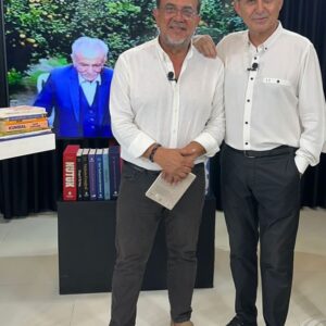 Nebil Özgentürk Instagram - TELE1'de.. Tuğrul KESKİN'le.. 

Yılların dostu Tuğrul, harika bi program yapıyor. Edebiyat ağırlıklı sanat programı.. 

Şair Tuğrul Keskin, şiire, romana, kitaba layık olan sorularıyla, hayatımdan ve belgesellerden yolculuklarla ev sahipliği üstlendi dün...

Ve üniversite şehrim İzmir'de çekildi, HAYAT VE KİTAPLAR ARASINDA.... 

7 Temmuz'da yayında. @tvtele1 ekranlarında.. 
 
@keskintugrul61 @merdannyanardag 

(Tesadüfün duygulusu bu kadar olur; babamdan söz ederken, görüntüsü döndü bir an! Mavi ceketli babamın.. Fonda..😢)