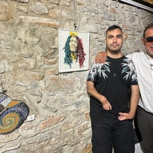 Nebil Özgentürk Instagram - GÜZEL ANLAR... DÜN AKŞAM..

Ali ÇELİK, yüreğiyle yapıyor mozaikten BOB MARLEY'i ve gitarını.. KARSU, gülümseyerek işliyor allı pullu balığı.. 

Bodrum Sağlık Vakfı'nda eğitim gören engelli evlatlar, Vakıf yöneticileri ve hocalarıyla... 

Mucizevi eserlerin sergilendiği mozaik sergisi açılışına katıldım.. 

Yüreğim ısındı..

Onlarca eser aynı gece tükendi. Geliri yine Vakıf'ta eğitim gören gençlere tabii.. #güzelanlar @bodrumsaglikvakfi  @ulkerinan FOTOLAR.. @gurol_inan @bozoglu84