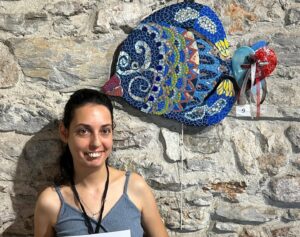Nebil Özgentürk Instagram - GÜZEL ANLAR... DÜN AKŞAM..

Ali ÇELİK, yüreğiyle yapıyor mozaikten BOB MARLEY'i ve gitarını.. KARSU, gülümseyerek işliyor allı pullu balığı.. 

Bodrum Sağlık Vakfı'nda eğitim gören engelli evlatlar, Vakıf yöneticileri ve hocalarıyla... 

Mucizevi eserlerin sergilendiği mozaik sergisi açılışına katıldım.. 

Yüreğim ısındı..

Onlarca eser aynı gece tükendi. Geliri yine Vakıf'ta eğitim gören gençlere tabii.. #güzelanlar @bodrumsaglikvakfi  @ulkerinan FOTOLAR.. @gurol_inan @bozoglu84