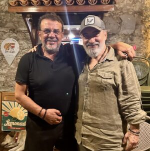 Nebil Özgentürk Instagram - Sinemanın ardından MÜZİK.. 

Soner OLGUN'la.... 

Bodrum aslında geniş avlulu bir sofrasıdır.. 

Her köy, koy ve köşede kurulur muhabbet ve sanat masası.  Memleket havadisleri gelir geçer yüksek sesle. Arkadaşsız, dostsuz olmaz; tatsız tuzsuz olur bu durumda zaman.. Nefes almaktır dost sofraları.. @sonerolgunofficial