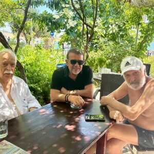 Nebil Özgentürk Instagram - Bu sabah.... 

Ustalarla, hatıra defterine.... 

Canım abilerden, değerli aktörüm Salih Kalyon ve hemşerim, yapımcı gardaşım Abdurrahman Keskiner'le.. 

Bodrum'da, siyah beyaz sinema zamanlarını ve bizim tiyatroları konuşmanın anlamı çokkkk fazla.. Uçuşup durdu replikler! Fısıltılar, salonlar, film piyasaları..🎼🎬 @abdurrahmankeskiner @salihkalyonofficial