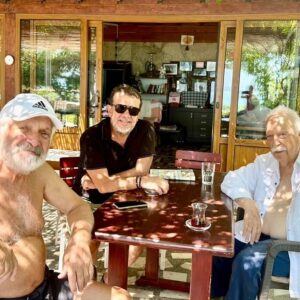 Nebil Özgentürk Instagram - Bu sabah.... 

Ustalarla, hatıra defterine.... 

Canım abilerden, değerli aktörüm Salih Kalyon ve hemşerim, yapımcı gardaşım Abdurrahman Keskiner'le.. 

Bodrum'da, siyah beyaz sinema zamanlarını ve bizim tiyatroları konuşmanın anlamı çokkkk fazla.. Uçuşup durdu replikler! Fısıltılar, salonlar, film piyasaları..🎼🎬 @abdurrahmankeskiner @salihkalyonofficial