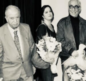 Nebil Özgentürk Instagram - YILMAZ GÜNEY-ŞENER ŞEN-UĞUR YÜCEL.. VE DAHA NİCE SİNEMACIYLA ANILAR.. "PRODÜKTÖR" sonunda kitapçılarda.. Benim Adanalı sinema yapımcısı gardaşım "Apo Abi"nin hayat öyküsünü okumalısınız.. 🎬🎬
 
@alfakitap etiketiyle eski çalışma arkadaşım @alicansekmec imzasıyla.. 

ABDURRAHMAN KESKİNER'in 60 yıl süren sinema macerası! Üstte, yapımcısı olduğu filmlerden, efsanevi "Muhsin Bey"den çekim sonrası fotolar görüyorsunuz. Ama ortada 700 sayfalık film macerası var, Yılmaz Güney'le başlayan.. @abdurrahmankeskiner @bayrakvedat 

Kitap için önsöz istedi Apo Abi.. Yazdım..

"Abdurrahman Abi, "akıllı deli"nin teki!
Ahh.. Yeşilçam'ın emektar yapımcılarından Abdurrahman Abi. 
Ben dahil dostları, "bin yıldır" Apo Gardaş deriz ona. Sıcaklığından, samimiyetinden, Adana Osmaniye tutkusundan ve 65 yıldır İstanbul'da yaşamasına rağmen üslubunu hiç değiştirmemesinden, hoş sohbetinden ve raconlara bağlılığından dolayı...
Her türden, her "moda"dan, edebiyattan, melodrama, arabeskten, toplumcuya kadar, 200'e yakın filmin prodüktörüdür Apo Gardaş.
Yılmaz Güney'in has arkadaşı da olmuştur, kan kardeşi de, iş ortağı da , dert ortağı da, özel kalemliğini de üstlenmiştir, kelam ettiğinde dinleten adamı da... 

"Umut Film Abdurrahman Keskiner takdim eder" diye başlayan film anonsları, hala dillerde, hala jeneriklerdedir...
Ve kendi deyimiyle "Osmaniye'yi kuran aile"nin çocuğudur.

Yaşar Kemal'in Demirciler Çarşısı'nda anlattığı, yıllar boyu kan alıp, kan veren, kan davası sürdüren ve "yeter" deyip sona erdiren "Hösemağalar"ın Abdurrahman'ı. Ve "Çiçek Abi"miz, yakın zamanlarda kaybettiğimiz bir başka güzel adam Arif Keskiner'in de kardeşi.....

Peki,  neden 'akıllı deli'nin tekidir! Çünkü Yeşilçam’dan kazandıklarını , "hacıağalar gibi” havaya saçmadı; eğlendi eğlenmesine ancak "ters" bir şey yaptı Apo Keskiner!
10 yıl içinde iki sağlık ocağı, bir kütüphane, bir de derslik armağan ettiği Osmaniye'sine, bir de "Güzel Sanatlar Lisesi" kazandırdı.. 
Çok selam alacaktı.. Bu keyif ona yeterdi.. 

Bir de her türden filmde uçuşan replikler fısıldayıp duracaktı yüzlerce yıl.. “Muhsin Bey” zarafetiyle.. “Yılanı Öldürseler” telaşıyla.. Öyle ya, “Prodüktör” fazlasıyla görevini yapmıştı.. Daha ne olsun."