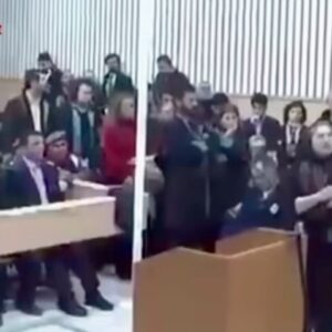 Nebil Özgentürk Instagram - LÜTFEN.. !

Bu videoyu izlemeden başlamayın güne!!!

Yaşama, yaşamımıza dairdir çünkü.. 

Cesaret ANA... 

Ali İsmail Korkmaz'ın annesi Emel Abla,  katillerin yüzüne yüzüne haykırıyor.. 

Ali İSMAİL'i, yakın tarihimizin gurur günlerinde, Gezi zamanlarında katlettiler.. 

Bugün, ölüm yıl dönümü Ali İsmail Korkmaz'ın.

(Büyük Alman yazar-şair Bertolt Brecht'in, CESARET ANA eseri vardır. 

Evlatlarını koruyup kollayan ve zalime meydan okuyan bir anneyi anlatır..)