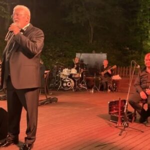 Nebil Özgentürk Instagram - Onur AKIN'ın da evlatlarının da güzel günü.. Kızı Eylül evlendi UMUT'la.. Dostları toplandı.... Şarkılar-türkülerle gelip geçti saatler.. Bana da Göçmen Kızı türküsü düştü, onca ustanın arasında.. 🤷🏻‍♂️@onurakinresmi @burhansesen @huseyinturan2 @gokanzeybek_chp @oktayaksuchp 

 (Onur kardeşi çokk severim, yıllardır en onurlusundan eserlerini üretip yoluna devam ediyor, çokça projede birlikte olduk; Onur usta, İstanbul Bahçeköy'deki sanatsal düğün buluşmasında çokk mutluydu....

CHP Genel Başkan Yardımcısı Gökhan Zeybek, nikah şahidiydi, Sarıyer Başkanı Oktay Aksu da nikahı kıydı. MüyorBir Başkanı @burhansesen de sahne açılışı yaptı..)

(NE ZAMAN BİR TÜRKÜ SESİ DUYSAN, ORAYA KOŞ. MUTLU OLURSUN..🎬🎬🎼🎼)