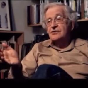 Nebil Özgentürk Instagram - YAŞAMINI KAYBETTİ.. Üzüntüm sonsuz.... Noam Chomsky.. Ömrünü insanlığa adadı, anlayan anladı; anlamayan öfke duydu.. Ama onurundan taviz vermedi. Ben ona saygı duyanlardanım.. Alkışlayarak hep.. (yaşamını kaybettiğine dair haber doğrulanmadı. Ama Chomsky'e dair fikirlerim benim gerçeğim..)