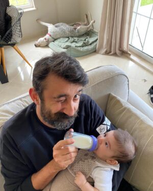 Necip Memili Instagram - ,,, babalık dediğin emek ister, sevgi ister, biberon ile doyurmayı gerektirir, pe ki ya arkadaki ne halt yiyor :)))),,,