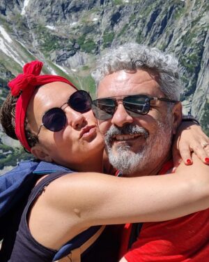 Necmi Yapıcı Instagram - #switzerland #gelmersee Alp’lerde 2000 metrede krater gölünün muhteşem turkuaz rengi bizi bizden aldı 🙏👌 💜 @boafilm @gulegulegultekinle @nihandurukan