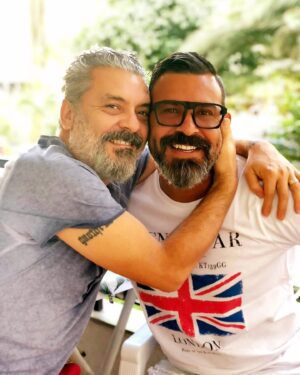 Necmi Yapıcı Instagram - Alamanya’lardan abisinin gülü gelmiş 🙏❤️ Son zamanlarda yılda bir, üç beş gün görüşüyoruz tadını çıkaralım dimi 🤗 @ufukyapici_35 tam 44 yıllık kardeşim olur 😀 🧿❤️