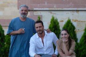 Necmi Yapıcı Instagram - Bu akşam @foxturkiye @sendendahaguzelfox  @goldfilmyapim foto by @ilkerbackstage