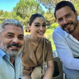Necmi Yapıcı Instagram - #sendendahagüzel dizisine 8. Bölüm de konuk oyuncu olarak katıldım .. Sevgili genç meslektaşlarım @burakcelikofficial ve @cemrebaysel ile harika sahneler çekiyoruz 😎 Tüm ekibe konuk severlikleri için çok teşekkür ederim @goldfilmyapim @foxturkiye