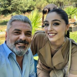Necmi Yapıcı Instagram - #sendendahagüzel dizisine 8. Bölüm de konuk oyuncu olarak katıldım .. Sevgili genç meslektaşlarım @burakcelikofficial ve @cemrebaysel ile harika sahneler çekiyoruz 😎 Tüm ekibe konuk severlikleri için çok teşekkür ederim @goldfilmyapim @foxturkiye