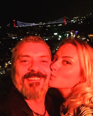 Necmi Yapıcı Instagram - Evliliğimizin 6. Yılı bitti Nihom 🧿❤️🔥🎂♾ İyi ki o gün kulise gelmişsin ve ben sana o bakışı iyi ki atmışım @nihandurukan 😃😉 Nice senelerimiz olsun Aşkla sağlıkla🙏❤️ Seni çok seviyorummmm