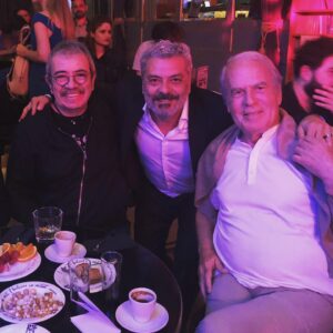 Necmi Yapıcı Instagram - Bu akşam @dadasalonkabarett de #eğlencelicinayetlerkumpanyasışirket oyunumuzda @selcukyontem ve #mustafadenizli  yi ağırladık.. Harika bir oyun oldu 👍 Ne güzel enerji verdiler 😎 Gelen tüm seyircilerimize çok teşekkür ederiz 🙏