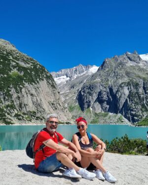 Necmi Yapıcı Instagram - #switzerland #gelmersee Alp’lerde 2000 metrede krater gölünün muhteşem turkuaz rengi bizi bizden aldı 🙏👌 💜 @boafilm @gulegulegultekinle @nihandurukan
