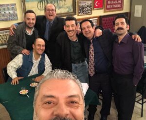 Necmi Yapıcı Instagram - Seksenler in 10. Sezon çekimlerini tamamladık. Kahrımızı çeken canım ekip ve birbirinden değerli oyuncu arkadaşlarım hepinizi çok seviyorum ellerinize, ruhunuza sağlık.. 🙏❤️😘 @seksenler