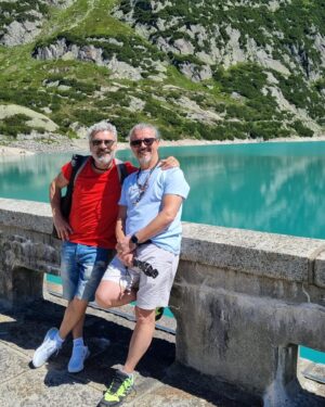 Necmi Yapıcı Instagram - #switzerland #gelmersee Alp’lerde 2000 metrede krater gölünün muhteşem turkuaz rengi bizi bizden aldı 🙏👌 💜 @boafilm @gulegulegultekinle @nihandurukan