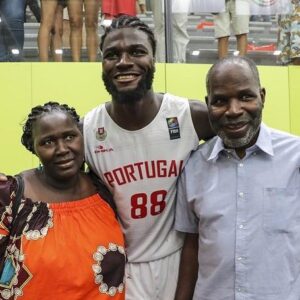 Neemias Queta Instagram - A trabalhar bem nestas viagens, obrigado por tudo vemo-nos para o ano!🙏🏿✨💯#jatataude