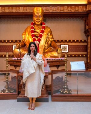 Neetu Chandra Instagram - Visited @akshardhamusa to thank God for the love and appreciation I got for her performance as Umrao jaan ada in the North America tour" 
Thank you, @baps, for inviting me. It's a lifetime memory and blessing 🙌 ✨️ 🙏 💕 
#newjersey 
#newyork 
#usa
#akshardham