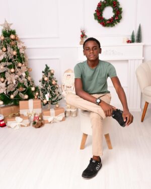 Nego Ney Instagram - Natal, tempo de paz, de luz, de alegria e gratas recordações. Tempo em que revivemos o carinho de nossos pais, o aconchego da família e todas as pessoas queridas que marcaram positivamente nossas vidas. Eu e minha linda família desejamos pra você e sua família um Natal abençoado, cheio de amor, união, afeto e muito próspero ❤️

📸 @claudiaoliveirafotografa 🧡