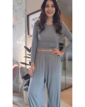 Neha Jhulka Instagram - Stand tall
Smile
Be confident 
Best fashion advice i read today " Stay fit n healthy"
Happy time.. shoot time .. click click..
#actorslife #shootdiaries🎥 #funday #pose #click#gratitude🙏